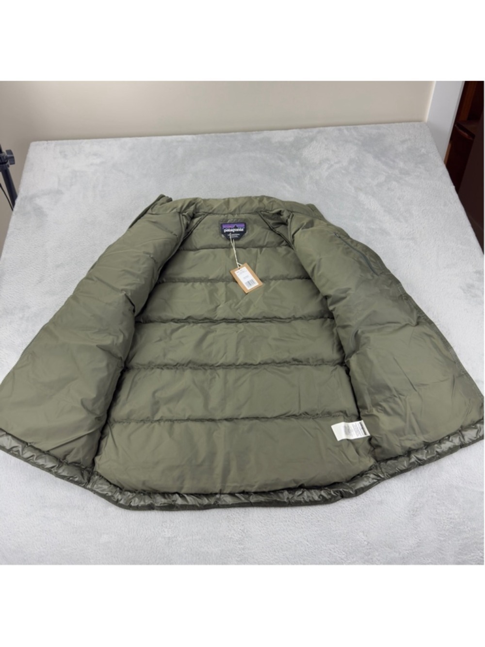 Patagonia NWT Women's Size Small Raven Rocks 75% Down 25% Feathers 28030 - Picture 3 of 13